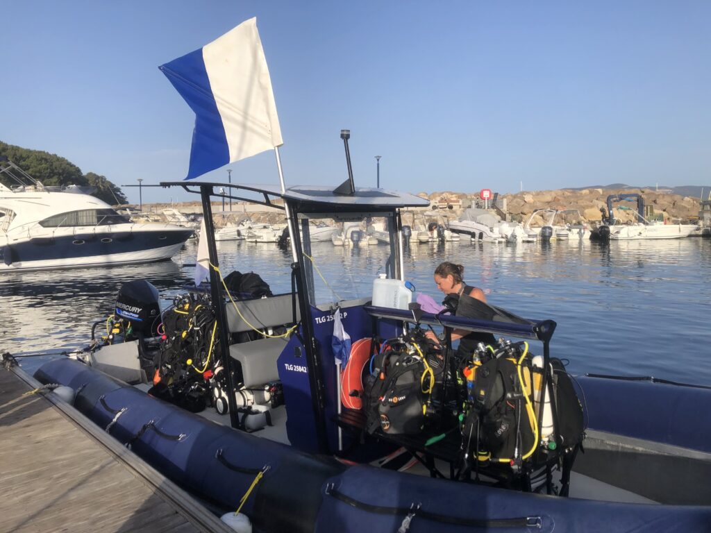 Membre de l'équipe Azur plongée en train d'équiper un bateau