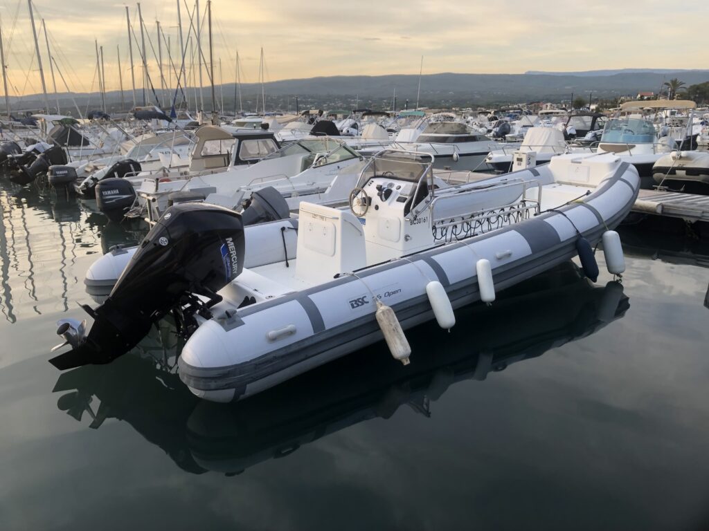 Bateau à moteur du centre Azur Plongée